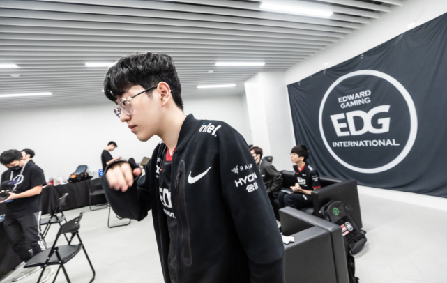 E队的摆烂 E队的摆烂